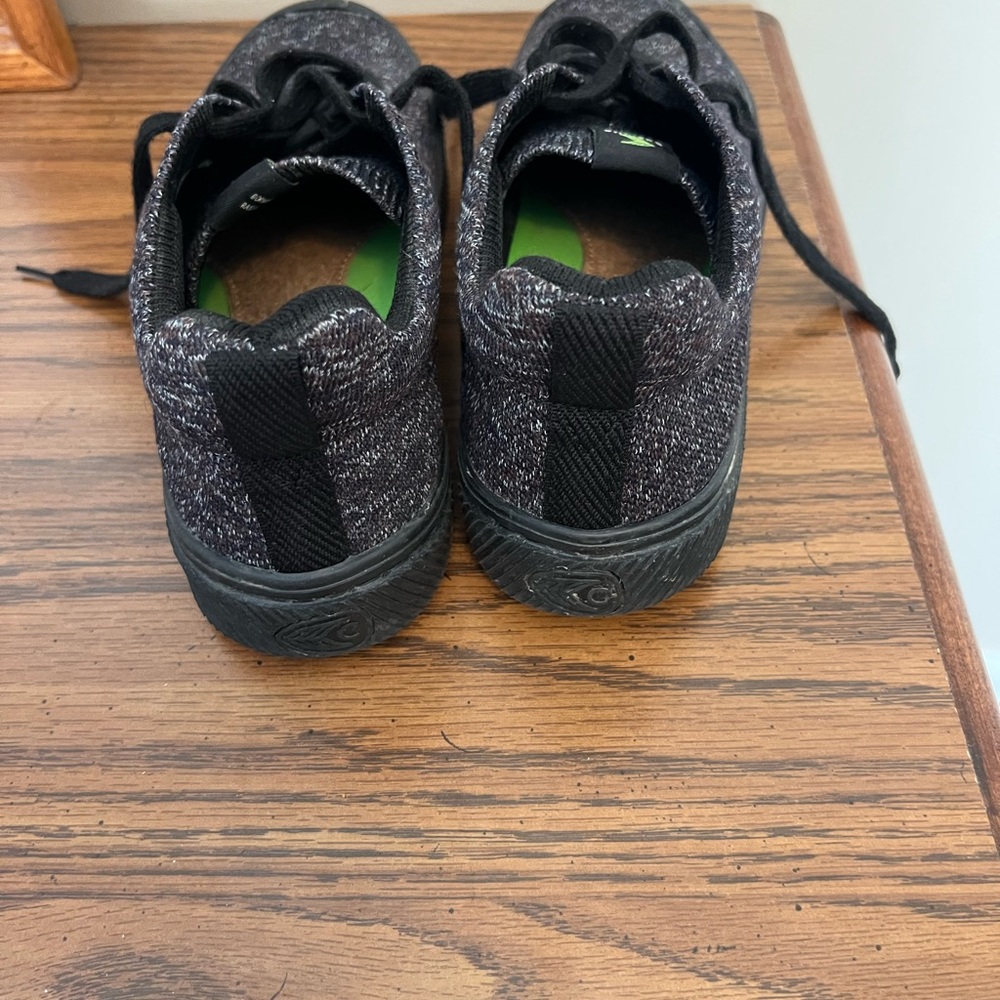 Cariuma Black Gray Casual woven bamboo knit IBI Sneakers. Sustainable - Picture 4 of 10